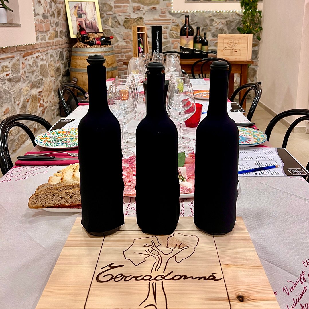 Un calice di vino durante la degustazione