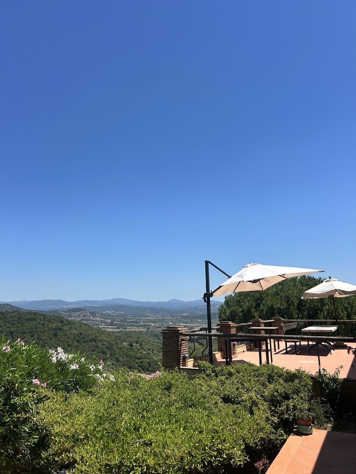 La terrazza con gli ombrelloni affacciata sulla valle